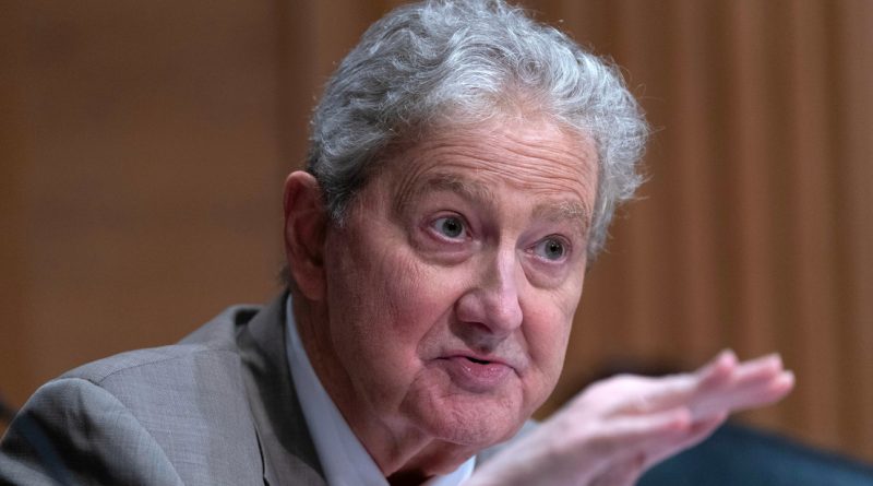 "A veces hay que matar algunas gallinas para asustar a los monos": senador Kennedy justifica ataques de Trump a Irán