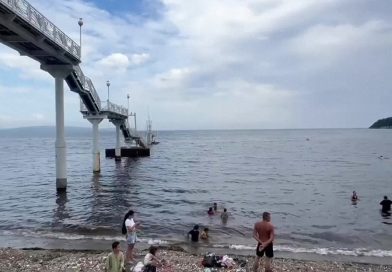 Colapsa un puente con niños encima en concurrida playa rusa (VIDEO)