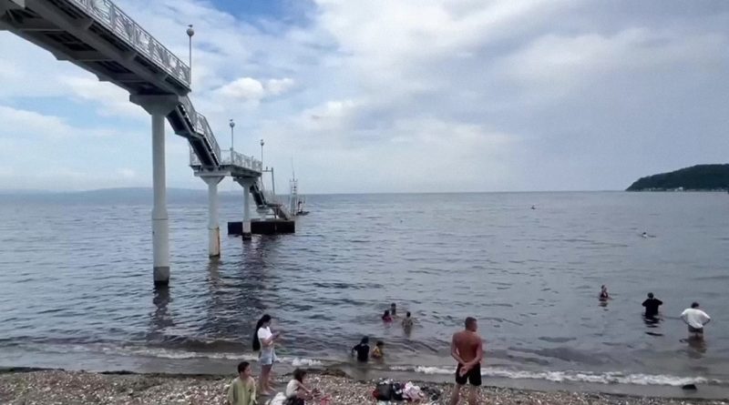 Colapsa un puente con niños encima en concurrida playa rusa (VIDEO)