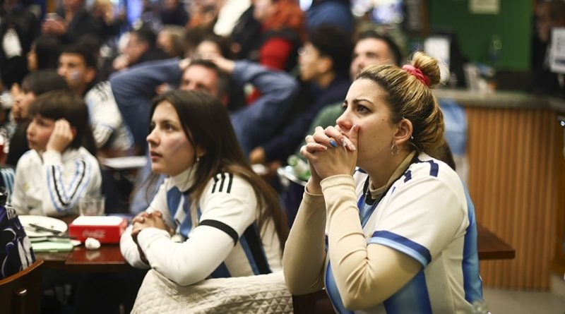 Empresa deja salir antes a empleados para ver el Argentina-Egipto y los despide durante el partido