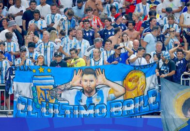 Fan chino celebra un gol de Argentina y recibe insultos racistas de un aficionado albiceleste