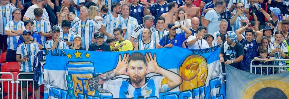 Fan chino celebra un gol de Argentina y recibe insultos racistas de un aficionado albiceleste