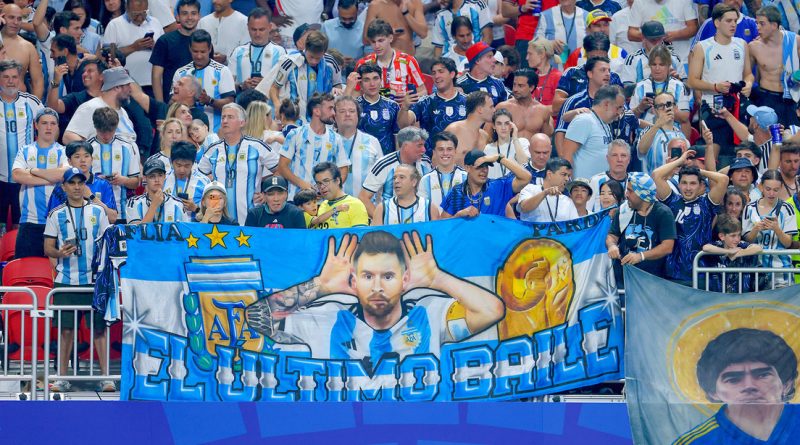 Fan chino celebra un gol de Argentina y recibe insultos racistas de un aficionado albiceleste