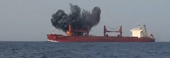 Hutíes afirman haber atacado con misiles balísticos un petrolero saudí