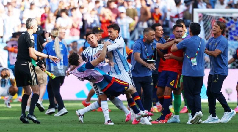 Agresión de Leandro Paredes a Gavi