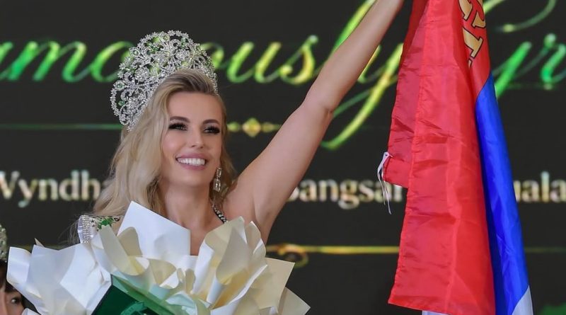Madre rusa de cuatro hijos gana el concurso 'Señora Tierra 2026' en Malasia