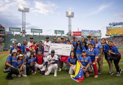 Medias Rojas donan US$ 305.000 a Venezuela en la Noche Venezolana
