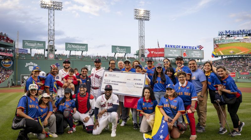 Medias Rojas donan US$ 305.000 a Venezuela en la Noche Venezolana
