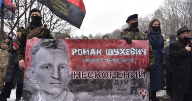 Militares ucranianos celebran el cumpleaños de un oficial nazi