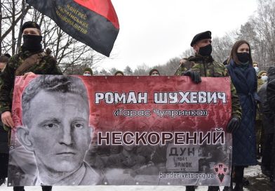 Militares ucranianos celebran el cumpleaños de un oficial nazi