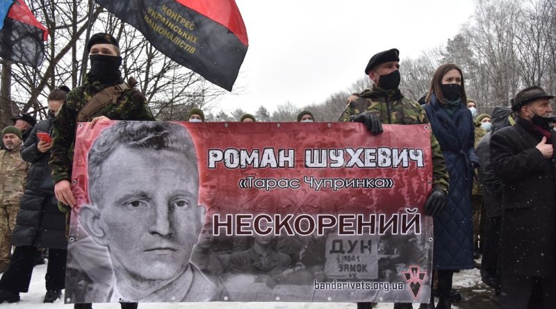 Militares ucranianos celebran el cumpleaños de un oficial nazi