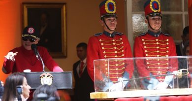"No es un teatro barato": Petro da 'lecciones' a De la Espriella en medio del escándalo por la sucesión