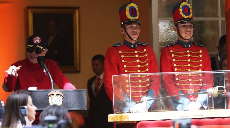 "No es un teatro barato": Petro da 'lecciones' a De la Espriella en medio del escándalo por la sucesión