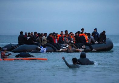 "Nuestra orden es dejarlos ir": Denuncian que en Francia permiten a migrantes abordar botes hacia el Reino Unido