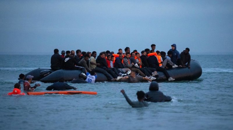 "Nuestra orden es dejarlos ir": Denuncian que en Francia permiten a migrantes abordar botes hacia el Reino Unido