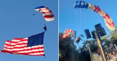 VIDEO: Accidentado aterrizaje de un paracaidista con una enorme bandera de EE.UU.