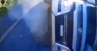 VIDEO BRUTAL: Un camión de chatarra se vuelca en plena marcha y arrasa con varios coches