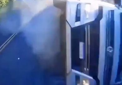 VIDEO BRUTAL: Un camión de chatarra se vuelca en plena marcha y arrasa con varios coches