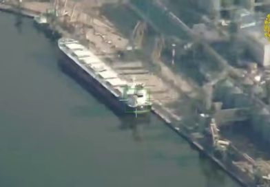 VIDEO: Drones rusos golpean tres graneleros 'pantalla' en un puerto del sur de Ucrania