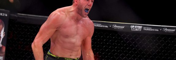 VIDEO: Exestrella de la WWE sufre un fulminante nocaut en un torneo de bofetadas