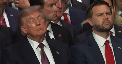 VIDEO: Trump lucha contra el sueño en el funeral de Lindsey Graham