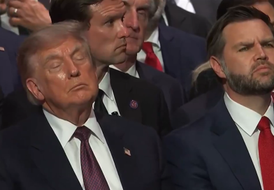 VIDEO: Trump lucha contra el sueño en el funeral de Lindsey Graham