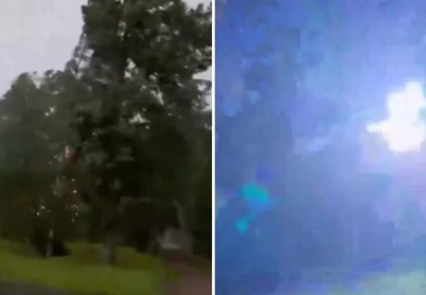 VIDEO: Un rayo cae a pocos metros de dos mujeres en San Petersburgo