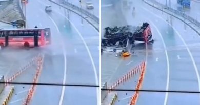 VIDEOS: Autobús con pasajeros pierde el control en plena lluvia y sufre aparatoso accidente