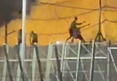 VIDEOS: Migrantes trepan valla fronteriza de Melilla