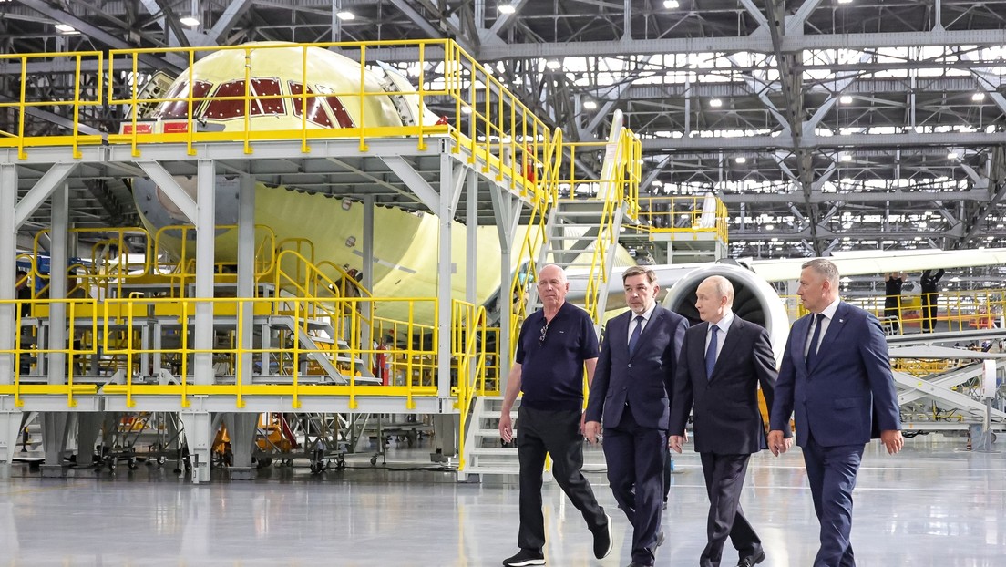 VIDEO: Putin visita la planta en la que se construye el avión insignia 'Made in Russia'
