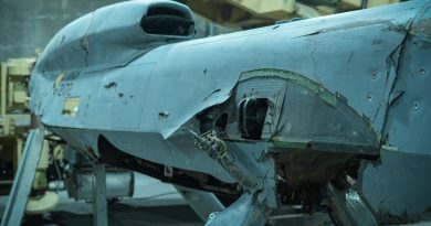 FOTOS: Irán muestra escombros de un F-15 de EE.UU. y otras aeronaves enemigas derribadas