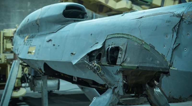 FOTOS: Irán muestra escombros de un F-15 de EE.UU. y otras aeronaves enemigas derribadas