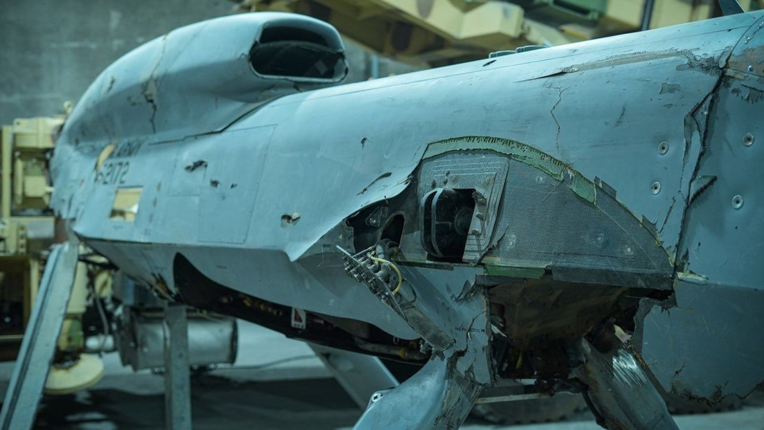 FOTOS: Irán muestra escombros de un F-15 de EE.UU. y otras aeronaves enemigas derribadas