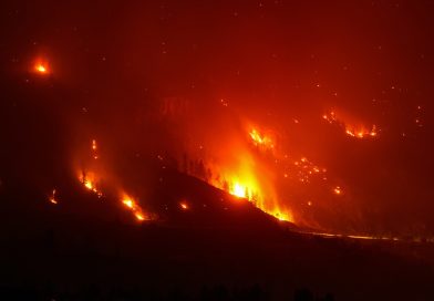 APOCALÍPTICAS IMÁGENES desde dentro del potente incendio forestal que azota a Canadá