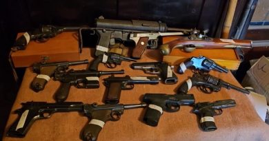 Acuden al auxilio de un anciano de 89 años y descubren un arsenal y objetos nazis