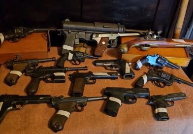 Acuden al auxilio de un anciano de 89 años y descubren un arsenal y objetos nazis