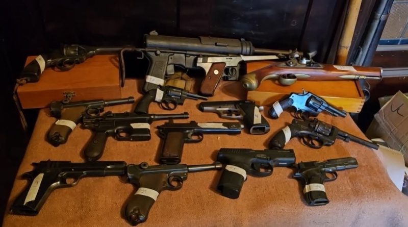 Acuden al auxilio de un anciano de 89 años y descubren un arsenal y objetos nazis