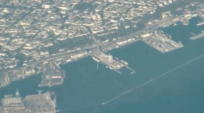 Ataques rusos envuelven en llamas buque con carga militar e infraestructura portuaria de Ucrania