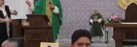 "Cierren la puerta": Balacera interrumpe una misa en México (VIDEO)