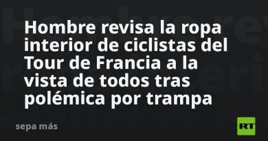 Hombre revisa la ropa interior de ciclistas del Tour de Francia a la vista de todos tras polémica por trampa