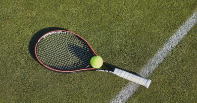 Sale a jugar tenis con sus hijos y se topa con agentes con chalecos antibalas y porras