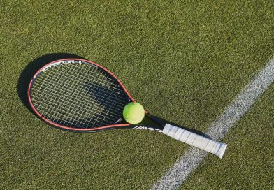 Sale a jugar tenis con sus hijos y se topa con agentes con chalecos antibalas y porras