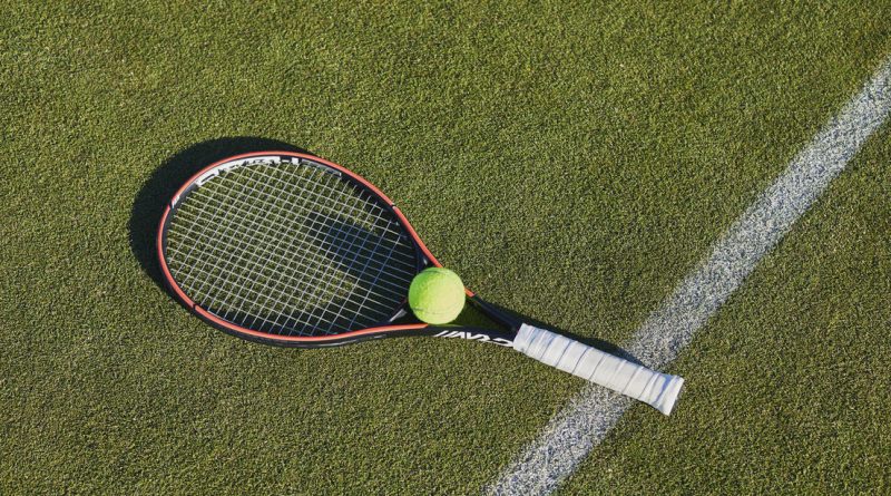 Sale a jugar tenis con sus hijos y se topa con agentes con chalecos antibalas y porras