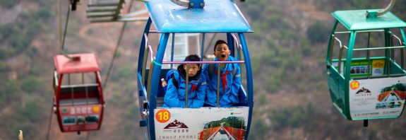 'Transbordador a las nubes': así reducen el tiempo de viaje a la escuela en China (VIDEO)