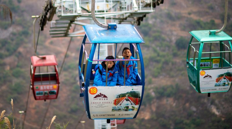 'Transbordador a las nubes': así reducen el tiempo de viaje a la escuela en China (VIDEO)