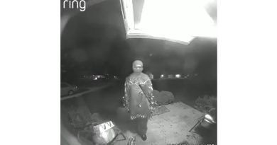 VIDEO: Adolescente disfrazado de payaso susurra una amenaza a sus vecinos antes de ser arrestado por asesinato