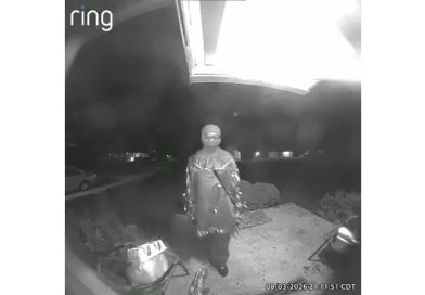 VIDEO: Adolescente disfrazado de payaso susurra una amenaza a sus vecinos antes de ser arrestado por asesinato