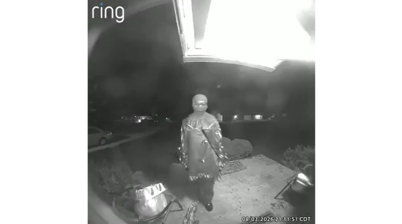 VIDEO: Adolescente disfrazado de payaso susurra una amenaza a sus vecinos antes de ser arrestado por asesinato