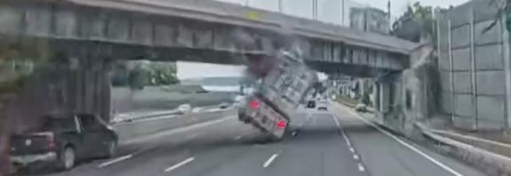 VIDEO: Este es el precio de ignorar los límites de altura en una autopista