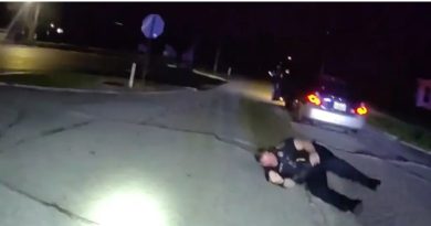 VIDEO: Sospechoso acelera con una policía atrapada dentro de su auto y arrastra a otro agente por la calle